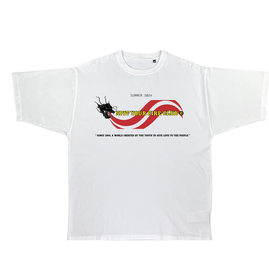 t-shirt en coton heavyweight avec un design artistique unique et texte stylé, collection été 2024.